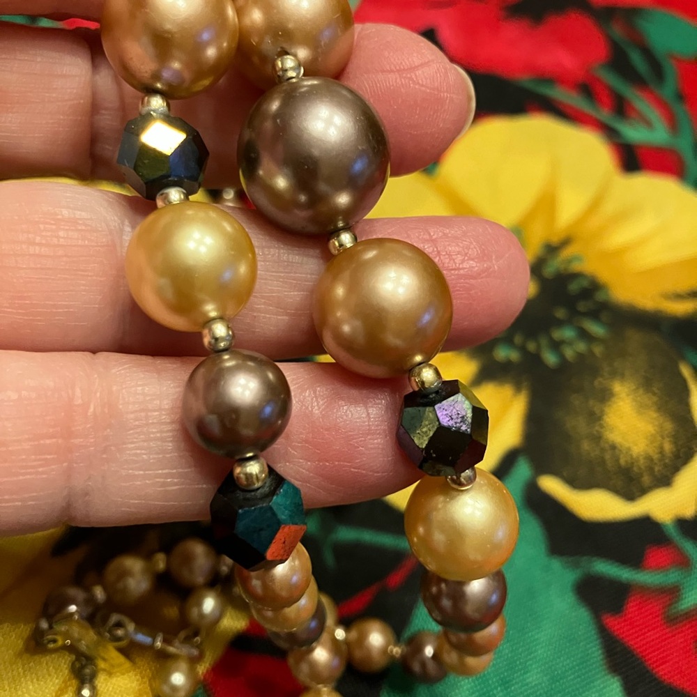 JAPAN NECKLACE WITH GRADUATED PEARLS AND OIL SLICK FACETED CRYSTALS - Picture 9 of 15